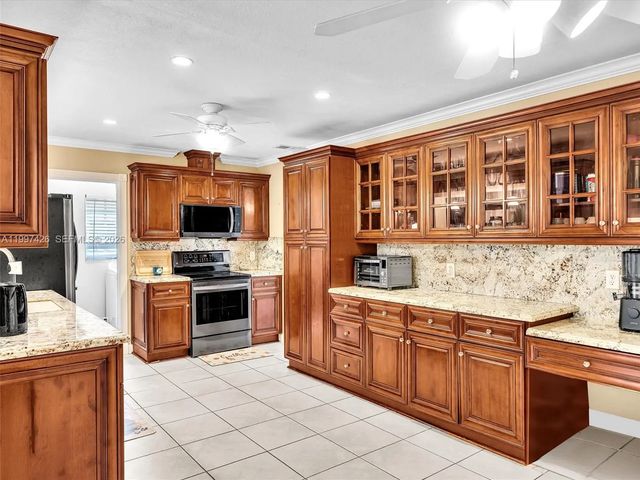 4 of 35 - 1900 Nw 95th Avenue, Pembroke Pines, FL