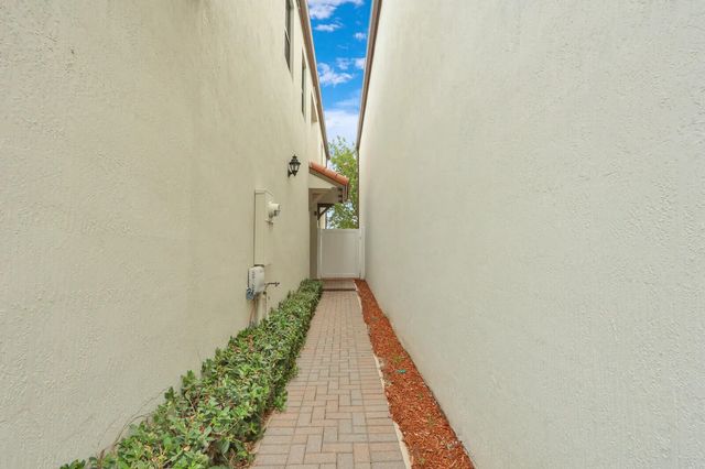 2 of 37 - 4008 Sequoia Place, Riviera Beach, FL