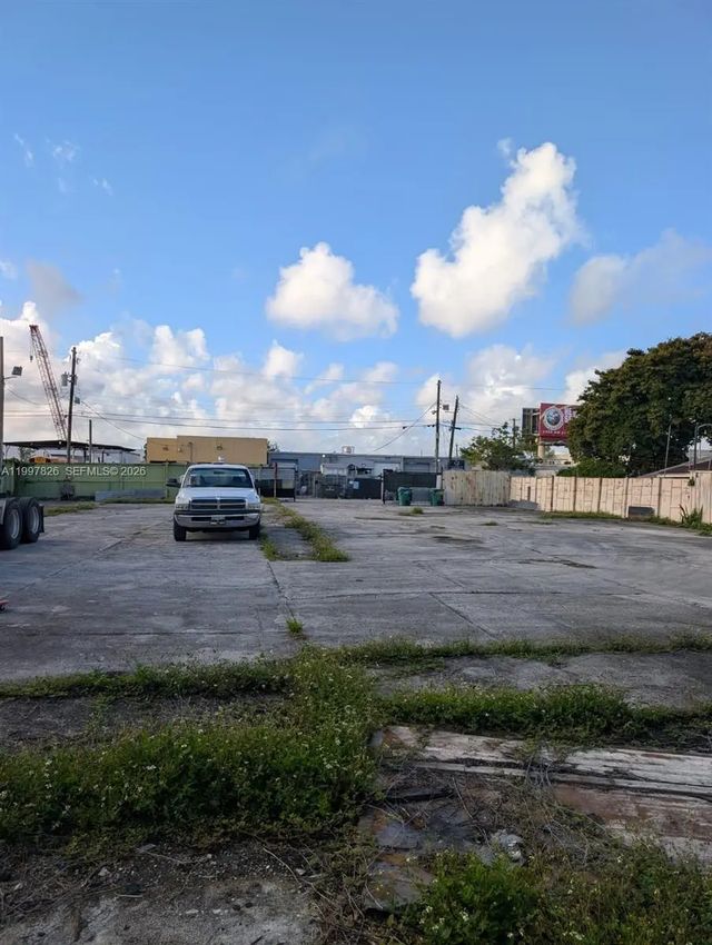 5 of 7 - 3175 Nw 75th Street, Miami, FL