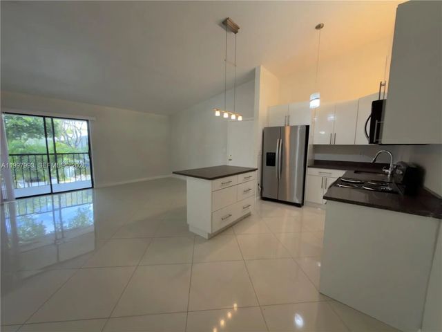 4 of 33 - 907 Ne 199th Street #204, Miami, FL