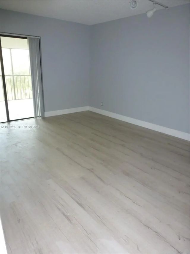 5 of 14 - 220 Lakeview Drive #301, Weston, FL