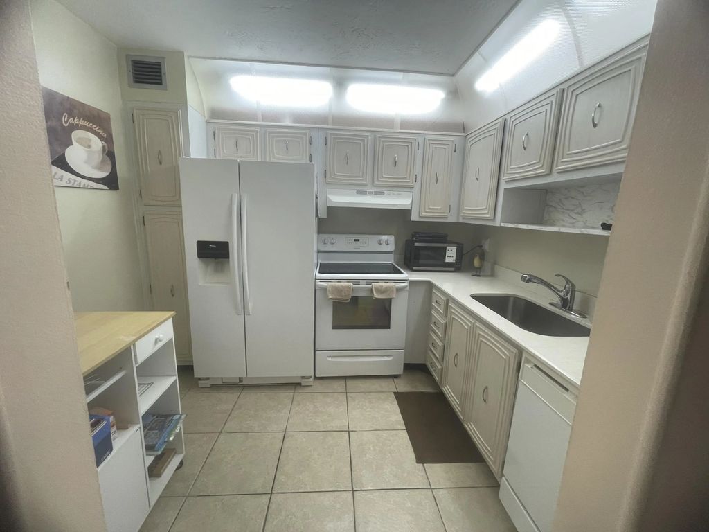 2821 Somerset Drive #118, Lauderdale Lakes