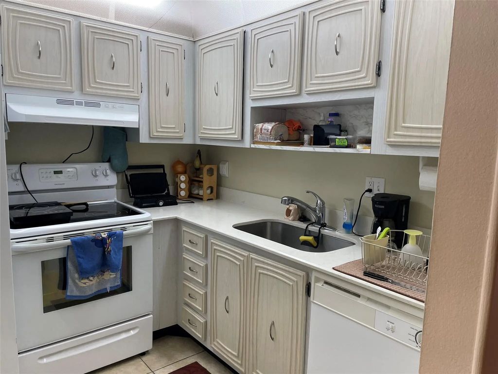 2821 Somerset Drive #118, Lauderdale Lakes