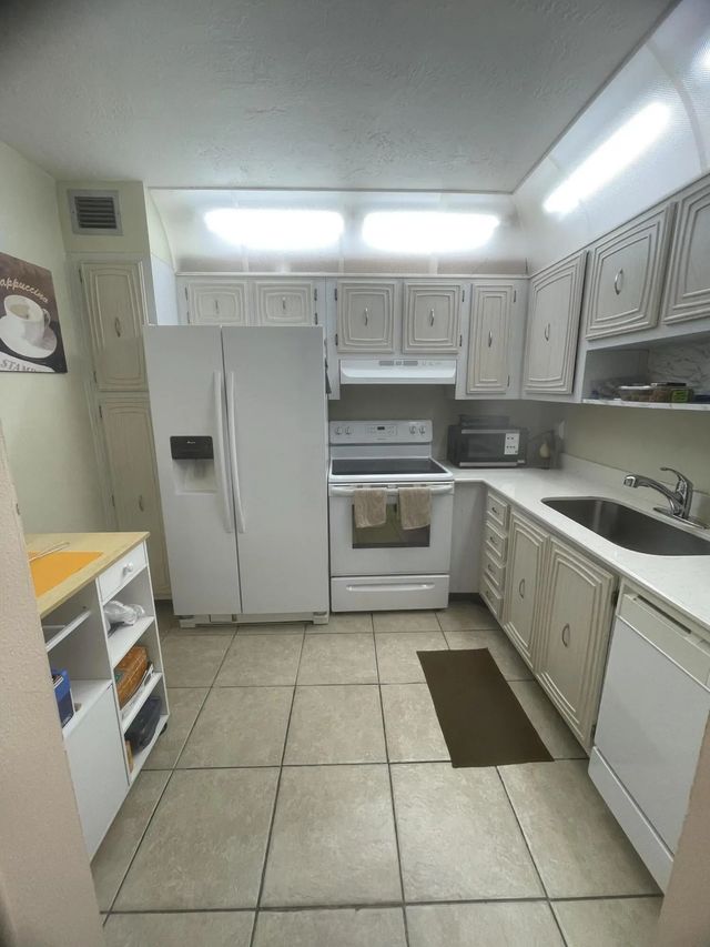 3 of 12 - 2821 Somerset Drive #118, Lauderdale Lakes, FL