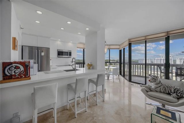 4 of 54 - 1000 W Island Boulevard #1910, Aventura, FL
