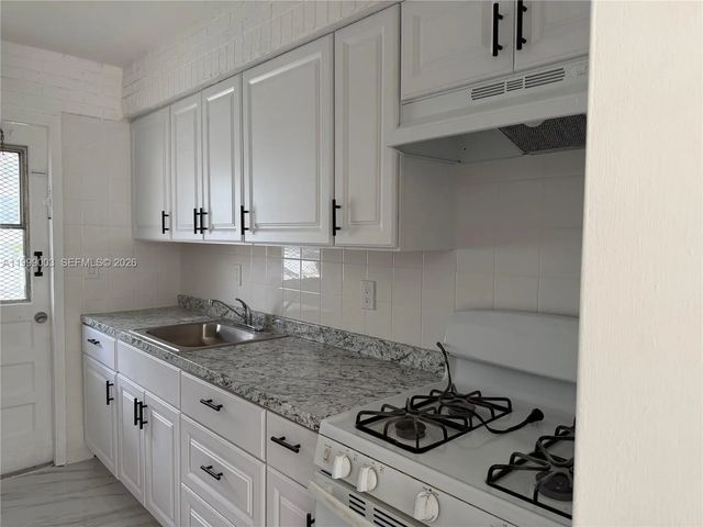 4 of 6 - 9283 Sw 39th Street, Miami, FL