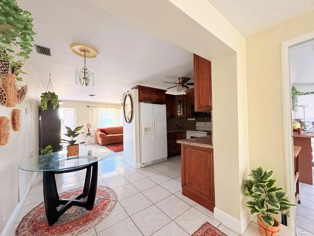 4 of 12 - 1014 Se 4th Court, Deerfield Beach, FL
