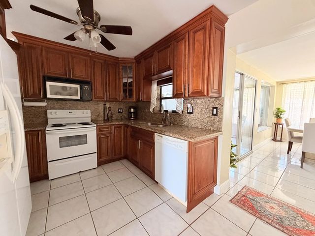 5 of 12 - 1014 Se 4th Court, Deerfield Beach, FL