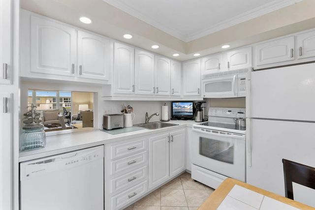 5 of 27 - 2515 Ne 2nd Court #405, Boynton Beach, FL