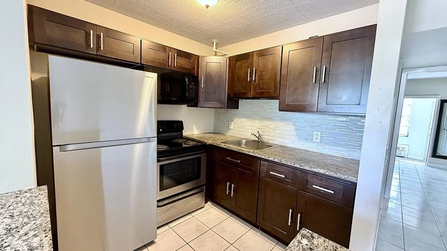 4 of 51 - 79 Lyndhurst D, Deerfield Beach, FL