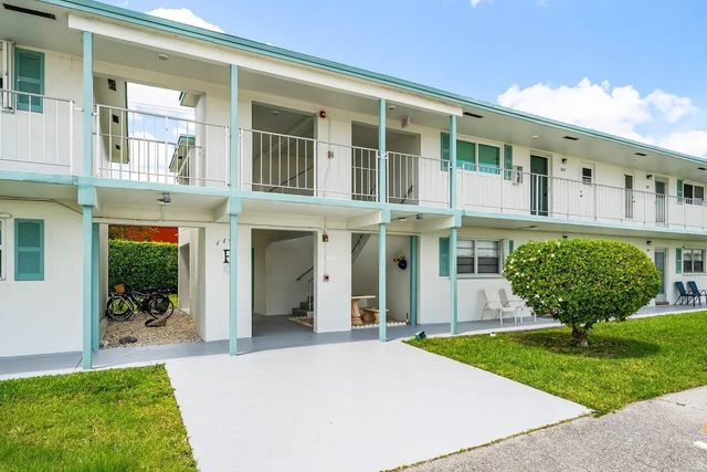 2 of 33 - 1117 Lake Terrace #207, Boynton Beach, FL
