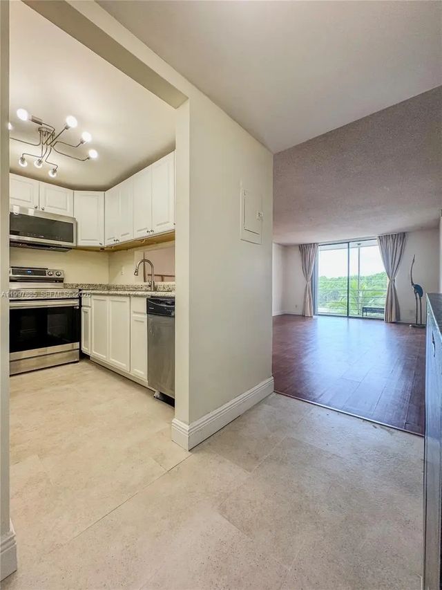 4 of 8 - 2935 Ne 163rd Street #4t, North Miami Beach, FL