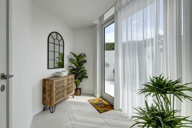 5 of 49 - 401 N Birch Road #th3, Fort Lauderdale, FL