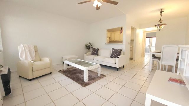 319 Chatham P, West Palm Beach