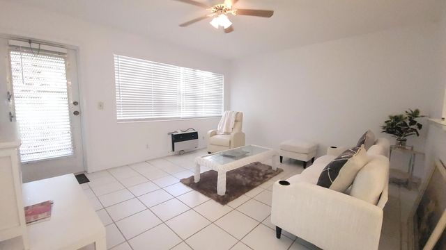 2 of 41 - 319 Chatham P, West Palm Beach, FL