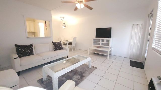 4 of 41 - 319 Chatham P, West Palm Beach, FL