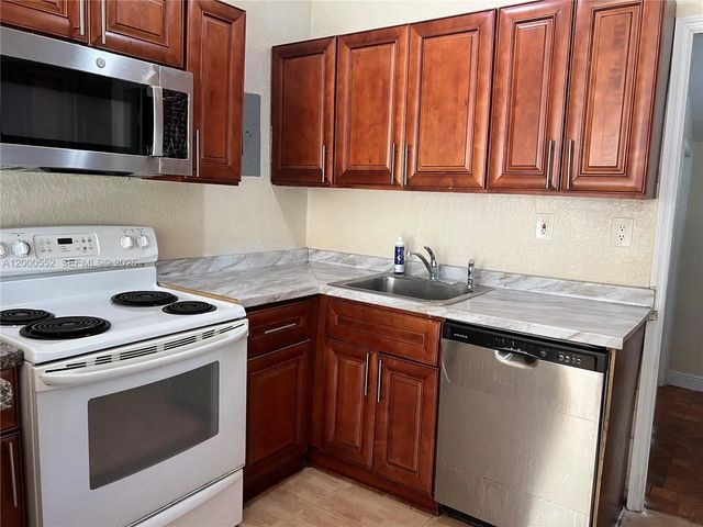 5 of 18 - 931 Nw 34th Way, Lauderhill, FL