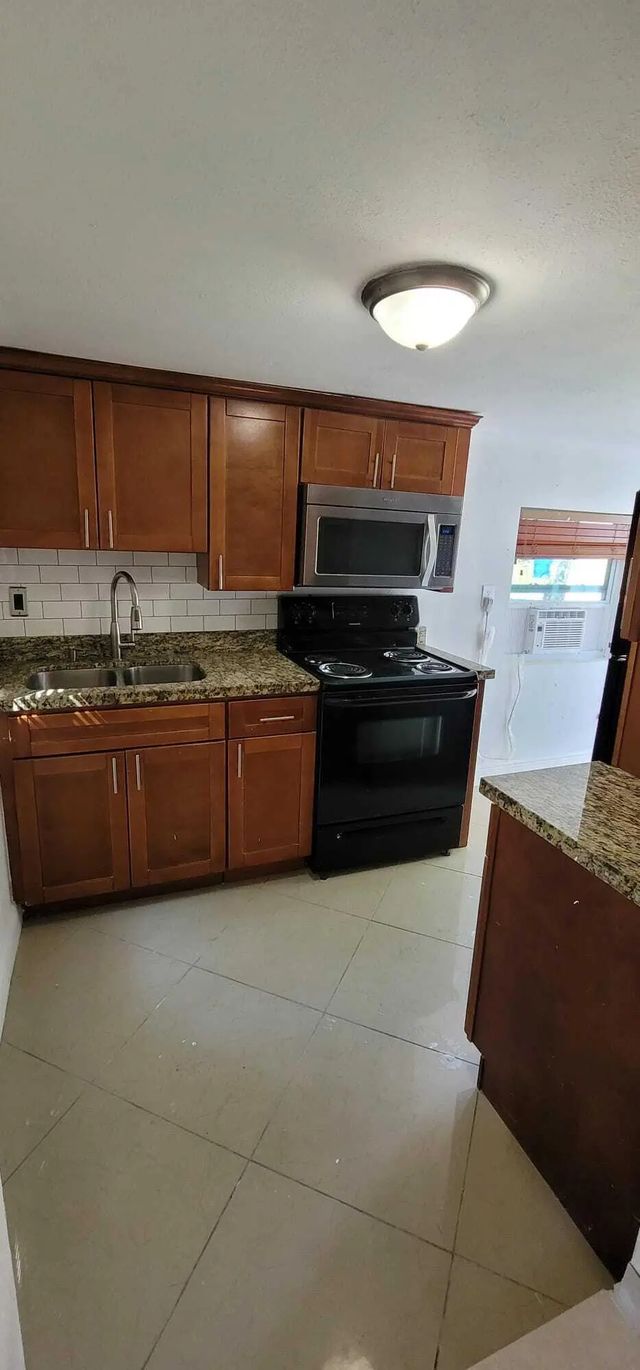 4 of 17 - 5721 Fillmore Street, Hollywood, FL