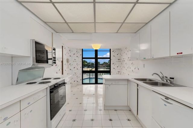 4 of 32 - 5500 Collins Avenue #304, Miami Beach, FL