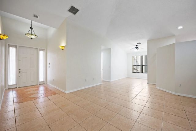 4 of 34 - 7039 Golf Pointe Circle, Tamarac, FL