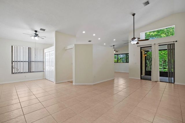 5 of 34 - 7039 Golf Pointe Circle, Tamarac, FL