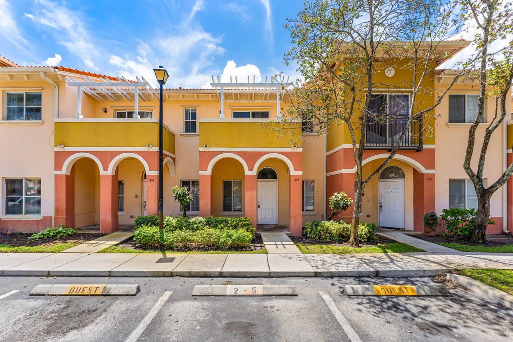 205 S Santa Catalina Circle #205, North Lauderdale