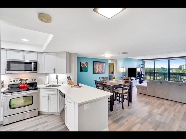 3 of 21 - 2400 Presidential Way #401, West Palm Beach, FL