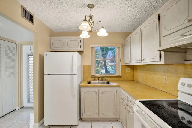 5 of 34 - 9460 Sunrise Lakes Boulevard #106, Sunrise, FL