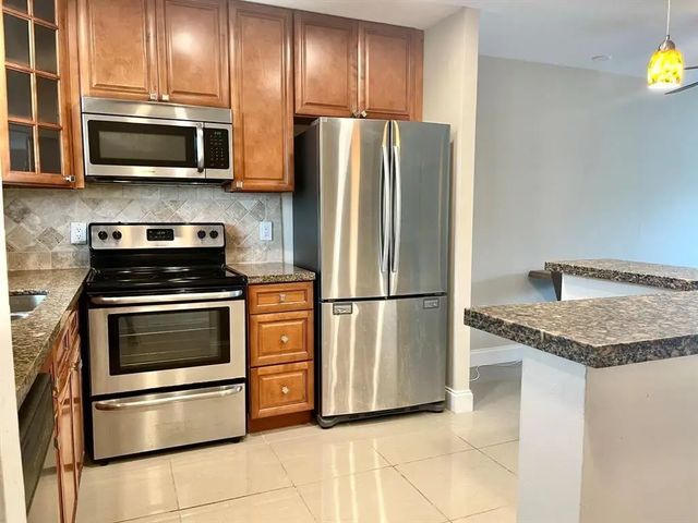 809 W Oakland Park Boulevard #j12, Oakland Park