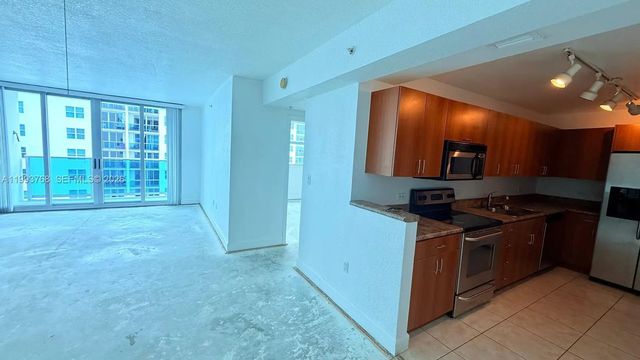 7501 E Treasure Drive #8b, North Bay Village