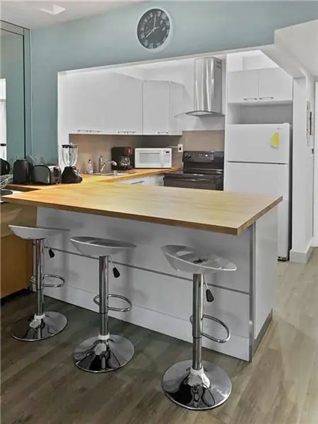 3 of 10 - 221 Se 9th Avenue #103, Pompano Beach, FL