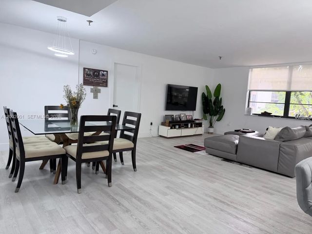4 of 39 - 671 Ne 195th Street #208e, Miami, FL