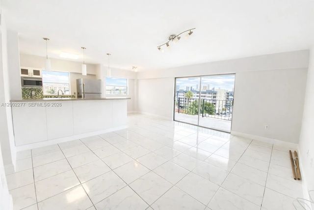 2 of 20 - 16508 Ne 26th Avenue #601, North Miami Beach, FL