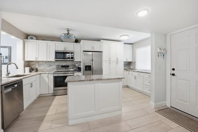 3138 Via Poinciana #306, Lake Worth