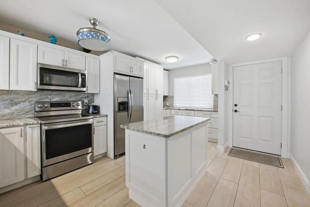2 of 33 - 3138 Via Poinciana #306, Lake Worth, FL