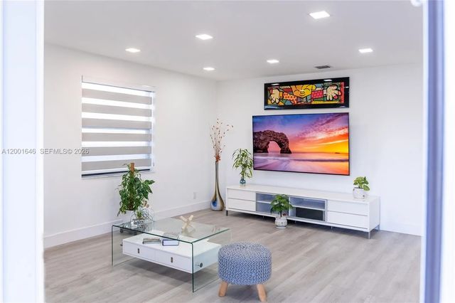 4 of 48 - 308 Nw 2nd Avenue, Hallandale Beach, FL