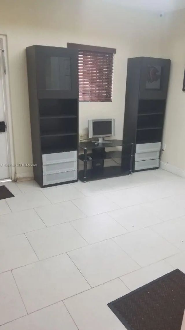 4 of 9 - 1701 W 37th Street #15, Hialeah, FL