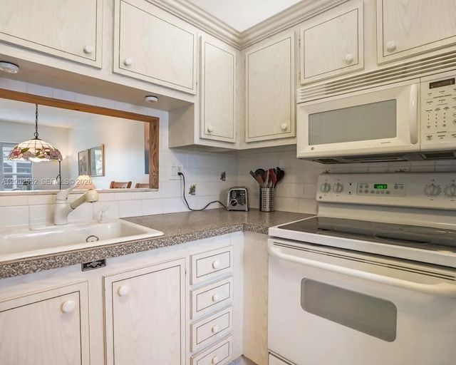 5 of 22 - 4806 Nw 36th Street #515, Lauderdale Lakes, FL