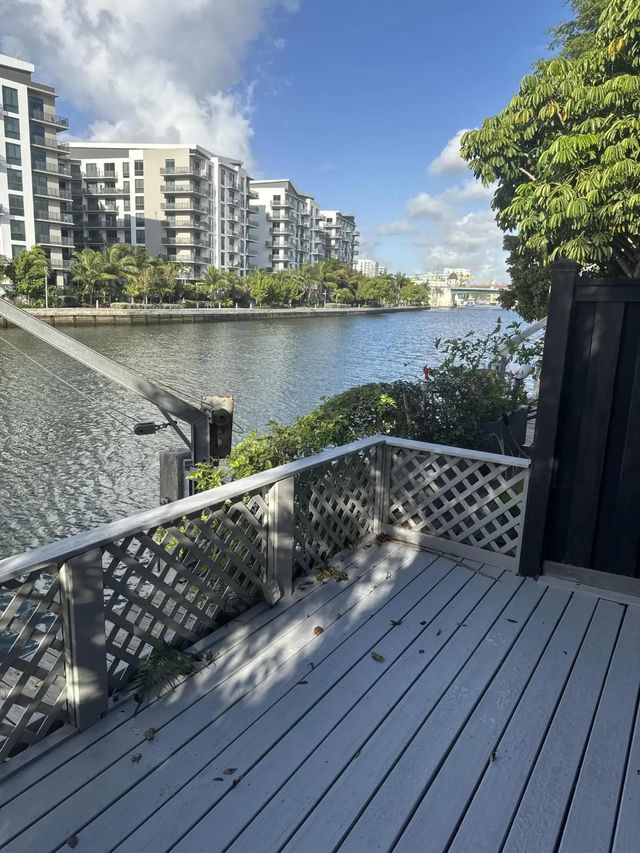 1000 Nw N River Drive #16, Miami