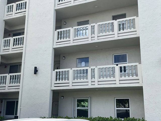3 of 13 - 6768 N 10th Ave N #209, Lake Worth, FL