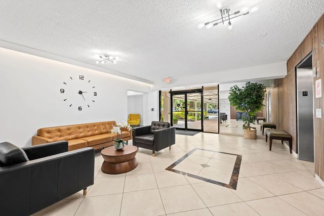 3960 Oaks Clubhouse Drive #304, Pompano Beach