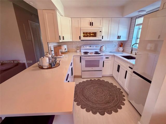 2 of 10 - 115 S C Street #101, Lake Worth, FL