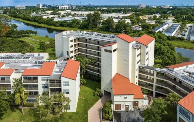 2314 S Cypress Bend Drive #unit 313, Pompano Beach