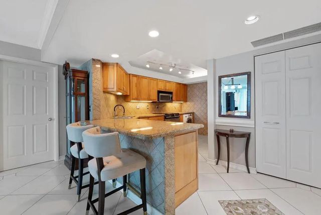 5 of 39 - 2400 Presidential Way #1206, West Palm Beach, FL