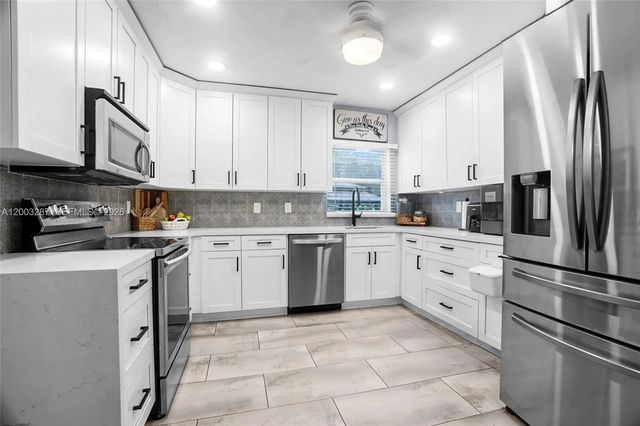 4 of 43 - 899 E Country Club Circle, Plantation, FL