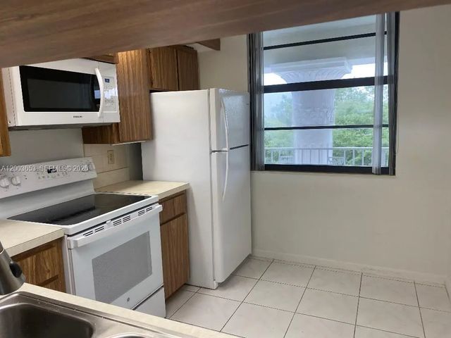 3 of 24 - 1701 Whitehall Drive #403, Davie, FL