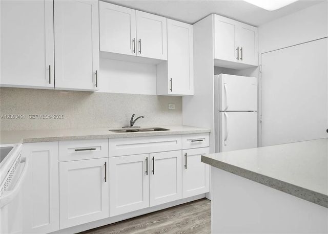 4 of 34 - 5555 Collins Avenue #3c, Miami Beach, FL