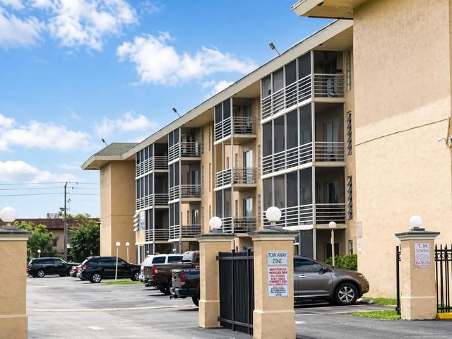 4848 Nw 24th Court #327, Lauderdale Lakes