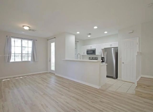 6030 Sw 19th Place, North Lauderdale
