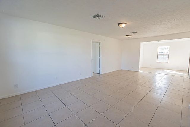 4 of 24 - 993 Sw Cecil Lane, Port St. Lucie, FL